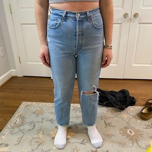 Levi’s ribcage straight jeans with knee rip